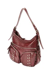 Cartera tipo hobo de poliuretano símil cuero color negro, con diseño slouchy y múltiples bolsillos frontales con cierre y tachas metálicas decorativas. Cuenta con correa ajustable para el hombro y detalles de tiras colgantes en los cierres.