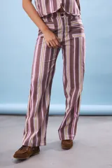 Pantalón de tiro alto con corte recto y estampado de rayas verticales en tonos marrón, rosa pálido y amarillo pálido. Presenta bolsillos delanteros con solapa.