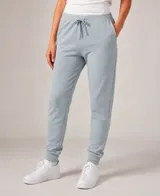 Pantalón tipo babucha de corte ajustado, con cintura elástica y cordón de ajuste, bolsillos laterales y puños elásticos en los tobillos.
