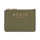 Billetera Guess modelo Alisha, color verde oliva, confeccionada en cuero sintético con textura granulada. Presenta cierre superior con cremallera y logo metálico dorado en el frente.