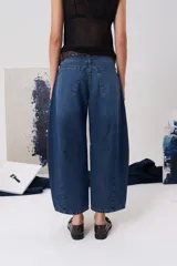 Jean de tiro medio con silueta amplia y corte recto, confeccionado en denim color gris oscuro con efecto lavado.