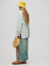 Falda midi tipo pareo color verde con estampado estilo tie-dye en tonos azul, naranja y blanco, con tiras ajustables en la cintura.