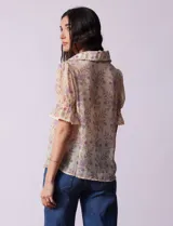 Blusa de gasa estampada marca Alex & Lili. Tiene cuello a la base con solapa y escote en V, mangas cortas con punto smock y terminación amplia. Delantera, solapa y mangas con aplique en crochet.