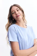 Remera celeste de algodón con cuello redondo y calce regular.