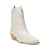 Botas de caña corta estilo cowboy, color blanco hueso, con punta afilada y tacón ancho de madera. Presentan bordados decorativos en el empeine y caña.