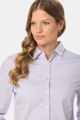 Camisa de manga larga entallada, confeccionada en una mezcla de algodón con spandex. Presenta cuello clásico, cierre frontal con botones al tono y puños abotonados.