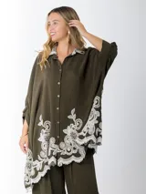 Maxi camisa color blanco de lino bordado con manga abullonada y calce amplio.