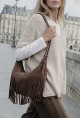 Chaleco de punto con escote en V, diseño oversize y textura acanalada. Presenta sisas amplias y un corte holgado, ideal para usar en capas.