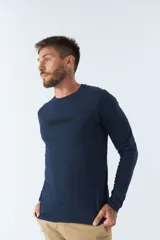 Remera básica de hombre color azul marino, de manga larga, con cuello redondo y logo estampado en el pecho.
