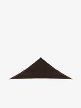 Pañuelo de formato triangular en color marrón, confeccionado en tejido suave con terminaciones bordeadas en hilo blanco con diseño de ondas.