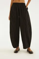 Pantalón balloon ancho de algodón, con diseño a rayas en tonos oscuros y cintura elástica fruncida.