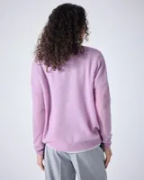 Sweater de punto fino color gris claro, con cuello en V y mangas largas. El tejido parece ser ligeramente transparente o muy liviano.