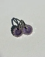 Par de aros de resina azul con borde de strass y arito de acero quirúrgico.