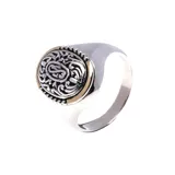 Anillo de plata 925 con apliques de oro 18k y diseño oval con motivos ornamentales.