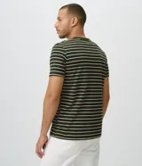 Remera masculina de corte regular, confeccionada en tejido de algodón y poliéster, con diseño de rayas horizontales en hilo teñido, cuello redondo y manga corta.