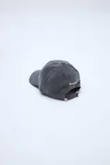 Gorra gris con visera curva, bordado frontal con texto en color beige y detalle bordado lateral.