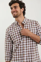 Camisa a cuadros marrón y blanco, de manga larga y corte clásico.