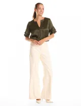 Blusa de satén color verde oliva, con cuello redondo y escote en V. Presenta mangas cortas con tres capas de volados superpuestos.