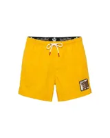 Short de baño color amarillo con parche estampado de un jaguar en la pierna derecha. Cuenta con cintura elástica, cordón ajustable blanco con punteras rojas y banda interna con logo de la marca.