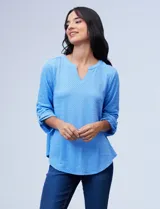 Blusa celeste texturada marca Ruby Rd, con cuello a la base y escote en V. Manga larga de largo regulable.