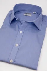 Camisa de vestir Annoni de corte slim fit, color celeste, confeccionada en 100% algodón con tejido de textura fina, cuello corto y botones blancos frontales.