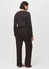 Pantalón de vestir de corte recto y tiro medio, con bolsillos laterales y cierre oculto de botón, gancho y cremallera.