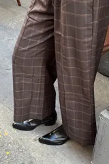 Pantalon de vestir marron con estampado a cuadros, corte recto y cintura alta con trabillas.