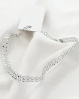 Gargantilla tipo choker plateada, compuesta por tres hileras de eslabones rectangulares unidos entre sí.