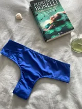 Culotte less tiro alto color azul eléctrico, confeccionado en tejido premium y completamente forrado.