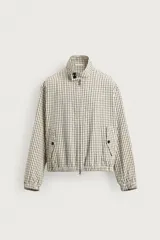 Cazadora cropped fit para hombre con estampado a cuadros, cuello subido, cierre frontal con cremallera y bolsillos con solapa en la cadera.