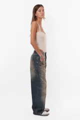 Body básico de morley de algodón color beige, con escote redondo bajo y breteles anchos. Incluye broches snap reforzados en la entrepierna y elástico en el contorno del tiro para un mejor ajuste.