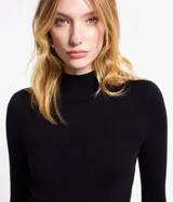 Blusa verde oscuro de viscosa con cuello alto y mangas largas con abertura en el puño.