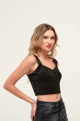 Top corto negro con brillos y breteles anchos.