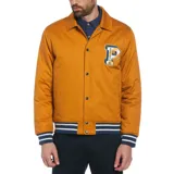 Campera estilo universitario color mostaza, con cierre de botones a presión, bolsillos laterales y un bolsillo interno. Tiene un parche con la letra P en el pecho y ribetes a rayas en puños y cintura.