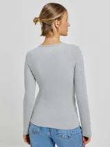 Camiseta de manga larga ajustada al cuerpo, color blanco, con cuello redondo.