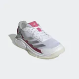 Championes de pádel Adidas modelo Courtquick para mujer, color blanco con las tres tiras en plateado y detalles en fucsia. Diseñados con empeine textil ligero, mediasuela Cloudfoam Plus para amortiguación y suela Adiwear de gran durabilidad.