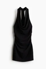 Vestido mini negro con escote halter drapeado y laterales fruncidos, confeccionado en punto roma de ajuste ceñido.