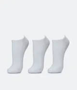Kit de tres pares de medias deportivas invisibles blancas de algodón con suela atoallada.