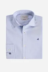Camisa de manga larga con diseño de textura fina en color celeste. Presenta cuello clásico, cierre frontal con botones y logo de la marca bordado en el pecho. El interior del cuello cuenta con un detalle de rayas horizontales.