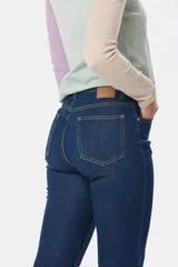 Pantalón de jean skinny azul oscuro, tiro medio y corte chupín.