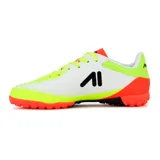 Championes de fútbol Austral modelo Blast TF, color blanco con detalles en amarillo flúor y naranja, con suela con tapones para césped sintético.