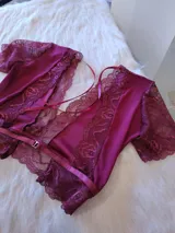 Conjunto de lencería compuesto por un top de encaje y microtul con mangas cortas y escote profundo, y una bombacha tipo hipster de tiro alto confeccionada en encaje con refuerzo de algodón.