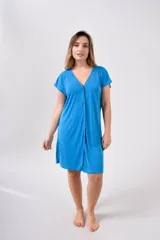 Camisa corta color celeste con botones frontales y cuello en V.