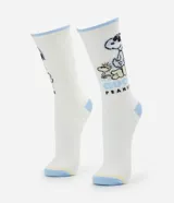 Medias de caña larga color blanco con estampa de Snoopy, puntera, talón y ribete celeste con detalle amarillo.