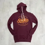 Canguro bordó con capucha y cordones blancos. Estampado frontal con la palabra "Smoke" en color naranja y detalles de texto en blanco.