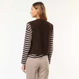 Chaleco marrón de punto grueso con tres botones dorados grandes.