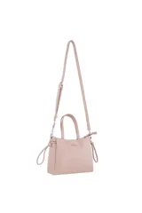 Morral y bandolera Oreiro de cuero sintético en color bordó, con diseño estructurado, doble asa de mano y correa larga ajustable y desmontable. Cuenta con detalles de nudos en los laterales y herrajes metálicos plateados.