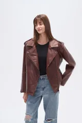 Chaqueta estilo biker de eco-cuero color marrón oscuro, con efecto desgastado (wash), cuello solapa con broches, cierre frontal asimétrico y bolsillos con cierres metálicos.
