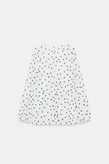 Top de crepe blanco con estampado de lunares negros, escote en V y cierre frontal con finas lazadas. Presenta mangas largas abullonadas con puños elásticos y bajo redondeado.