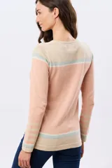 Buzo tejido de algodón con diseño a rayas en tonos beige, blanco y lila, de manga larga y cuello redondo, con calce relajado.